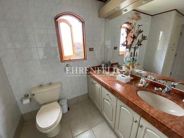 Pinares de Montemar, Concón. Casa Colonial de 402 m2 construidos.
