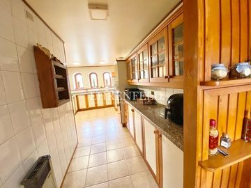 Pinares de Montemar, Concón. Casa Colonial de 402 m2 construidos.