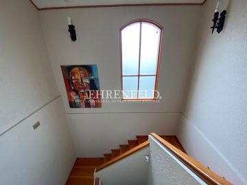 Pinares de Montemar, Concón. Casa Colonial de 402 m2 construidos.