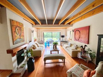 Pinares de Montemar, Concón. Casa Colonial de 402 m2 construidos.