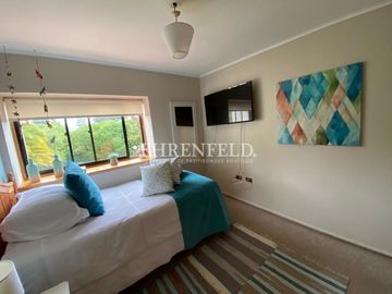 Pinares de Montemar, Concón. Casa Colonial de 402 m2 construidos.