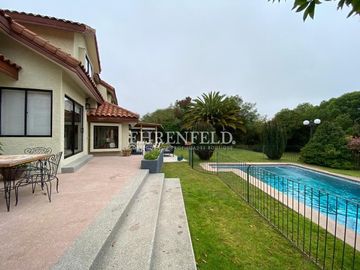 Pinares de Montemar, Concón. Casa Colonial de 402 m2 construidos.