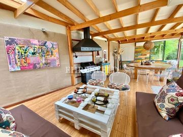 Pinares de Montemar, Concón. Casa Colonial de 402 m2 construidos.