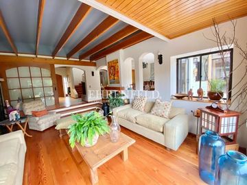Pinares de Montemar, Concón. Casa Colonial de 402 m2 construidos.