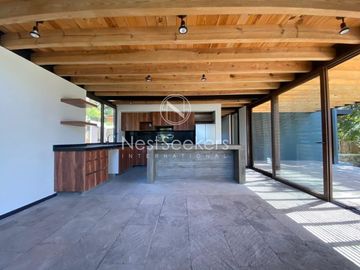Moderna Casa  en condominio