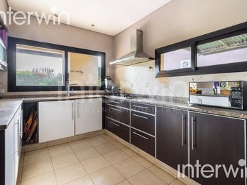 Venta casa sobre terreno de 800 m2 con jardín, piscina, galería, parrilla y terraza. - Garin