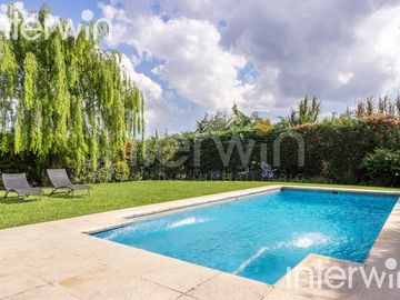 Venta casa sobre terreno de 800 m2 con jardín, piscina, galería, parrilla y terraza. - Garin