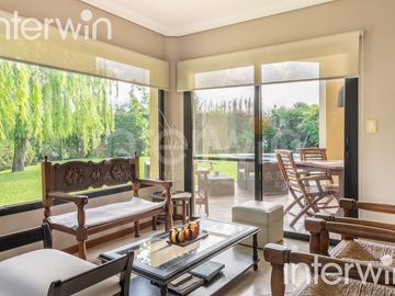 Venta casa sobre terreno de 800 m2 con jardín, piscina, galería, parrilla y terraza. - Garin