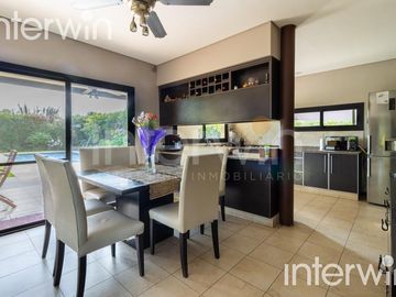 Venta casa sobre terreno de 800 m2 con jardín, piscina, galería, parrilla y terraza. - Garin