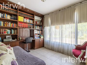 Venta casa sobre terreno de 800 m2 con jardín, piscina, galería, parrilla y terraza. - Garin