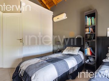 Venta casa sobre terreno de 800 m2 con jardín, piscina, galería, parrilla y terraza. - Garin