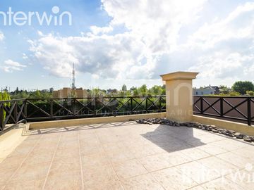 Venta casa sobre terreno de 800 m2 con jardín, piscina, galería, parrilla y terraza. - Garin