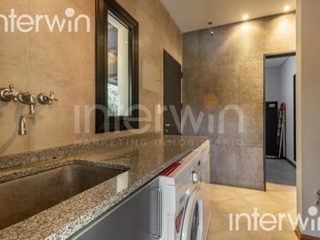 Venta casa sobre terreno de 800 m2 con jardín, piscina, galería, parrilla y terraza. - Garin