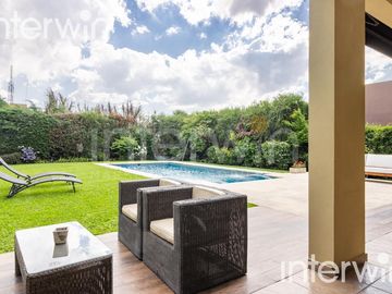 Venta casa sobre terreno de 800 m2 con jardín, piscina, galería, parrilla y terraza. - Garin