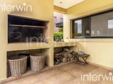 Venta casa sobre terreno de 800 m2 con jardín, piscina, galería, parrilla y terraza. - Garin