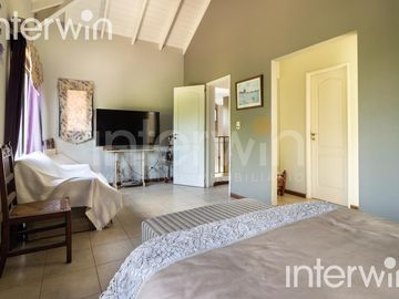 Venta casa sobre terreno de 800 m2 con jardín, piscina, galería, parrilla y terraza. - Garin