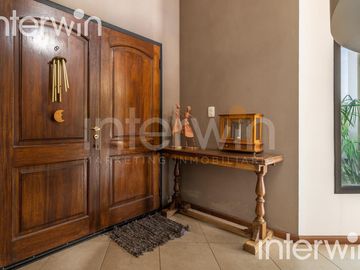 Venta casa sobre terreno de 800 m2 con jardín, piscina, galería, parrilla y terraza. - Garin