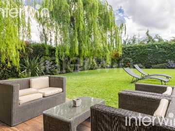 Venta casa sobre terreno de 800 m2 con jardín, piscina, galería, parrilla y terraza. - Garin