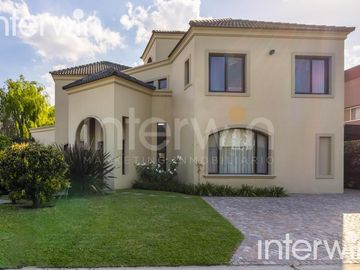Venta casa sobre terreno de 800 m2 con jardín, piscina, galería, parrilla y terraza. - Garin