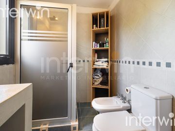 Venta casa sobre terreno de 800 m2 con jardín, piscina, galería, parrilla y terraza. - Garin