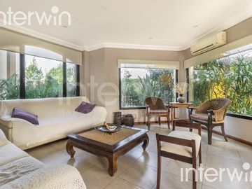 Venta casa sobre terreno de 800 m2 con jardín, piscina, galería, parrilla y terraza. - Garin