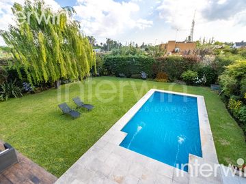 Venta casa sobre terreno de 800 m2 con jardín, piscina, galería, parrilla y terraza. - Garin