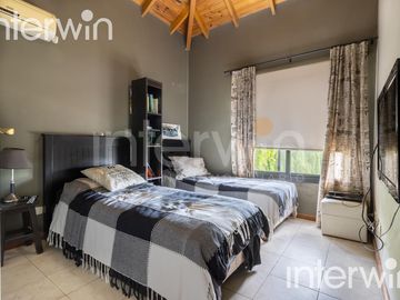 Venta casa sobre terreno de 800 m2 con jardín, piscina, galería, parrilla y terraza. - Garin