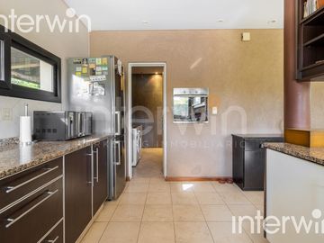 Venta casa sobre terreno de 800 m2 con jardín, piscina, galería, parrilla y terraza. - Garin