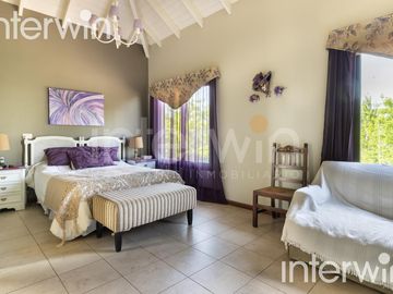 Venta casa sobre terreno de 800 m2 con jardín, piscina, galería, parrilla y terraza. - Garin