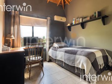 Venta casa sobre terreno de 800 m2 con jardín, piscina, galería, parrilla y terraza. - Garin