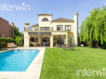Venta casa sobre terreno de 800 m2 con jardín, piscina, galería, parrilla y terraza. - Garin