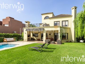 Venta casa sobre terreno de 800 m2 con jardín, piscina, galería, parrilla y terraza. - Garin