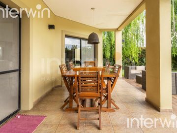 Venta casa sobre terreno de 800 m2 con jardín, piscina, galería, parrilla y terraza. - Garin