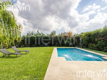 Venta casa sobre terreno de 800 m2 con jardín, piscina, galería, parrilla y terraza. - Garin