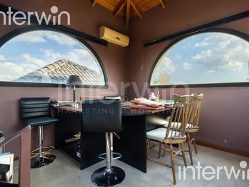 Venta casa sobre terreno de 800 m2 con jardín, piscina, galería, parrilla y terraza. - Garin