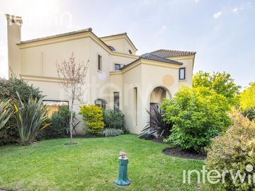 Venta casa sobre terreno de 800 m2 con jardín, piscina, galería, parrilla y terraza. - Garin