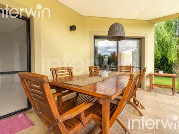 Venta casa sobre terreno de 800 m2 con jardín, piscina, galería, parrilla y terraza. - Garin