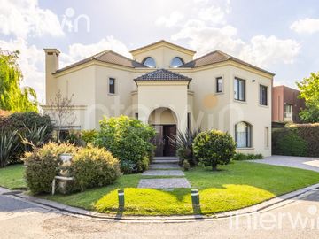 Venta casa sobre terreno de 800 m2 con jardín, piscina, galería, parrilla y terraza. - Garin