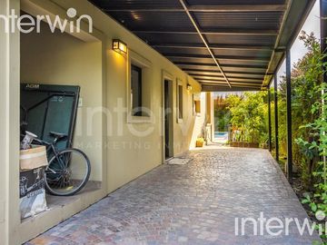 Venta casa sobre terreno de 800 m2 con jardín, piscina, galería, parrilla y terraza. - Garin