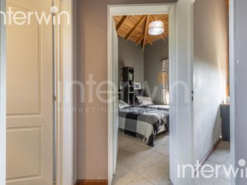 Venta casa sobre terreno de 800 m2 con jardín, piscina, galería, parrilla y terraza. - Garin