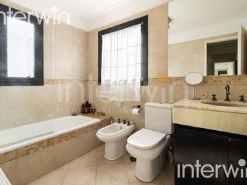 Venta casa sobre terreno de 800 m2 con jardín, piscina, galería, parrilla y terraza. - Garin