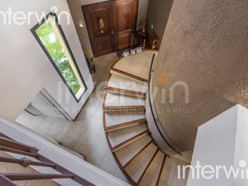 Venta casa sobre terreno de 800 m2 con jardín, piscina, galería, parrilla y terraza. - Garin