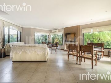 Venta casa sobre terreno de 800 m2 con jardín, piscina, galería, parrilla y terraza. - Garin