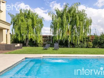 Venta casa sobre terreno de 800 m2 con jardín, piscina, galería, parrilla y terraza. - Garin