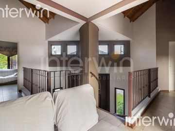 Venta casa sobre terreno de 800 m2 con jardín, piscina, galería, parrilla y terraza. - Garin