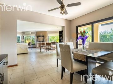Venta casa sobre terreno de 800 m2 con jardín, piscina, galería, parrilla y terraza. - Garin