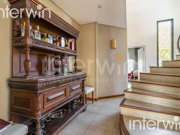 Venta casa sobre terreno de 800 m2 con jardín, piscina, galería, parrilla y terraza. - Garin