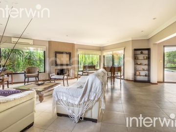 Venta casa sobre terreno de 800 m2 con jardín, piscina, galería, parrilla y terraza. - Garin
