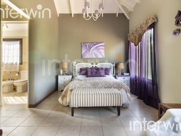 Venta casa sobre terreno de 800 m2 con jardín, piscina, galería, parrilla y terraza. - Garin