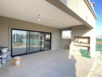 Ricordi Negocios Inmobiliarios, Casa Santa Lucia, Pilar del este!